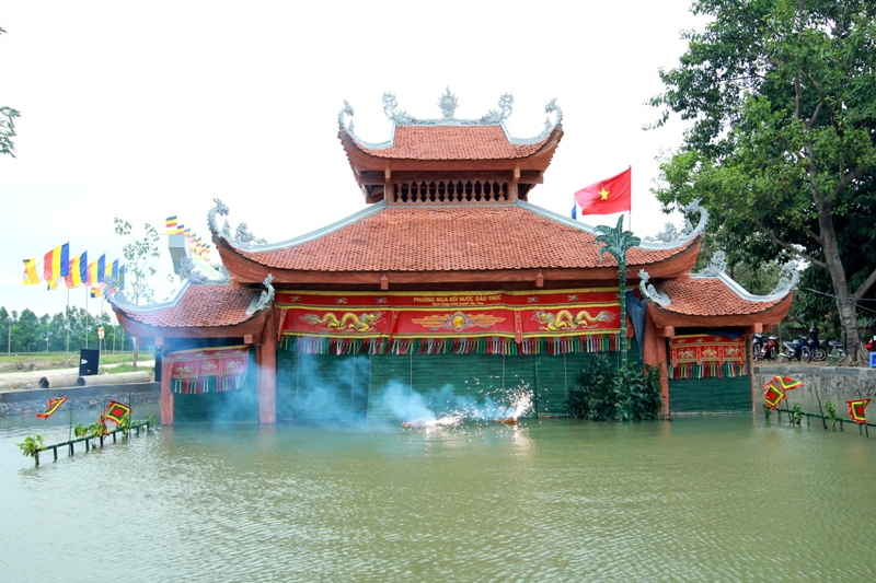 Dao Thuc Village is famous for its 300-year-old water puppetry